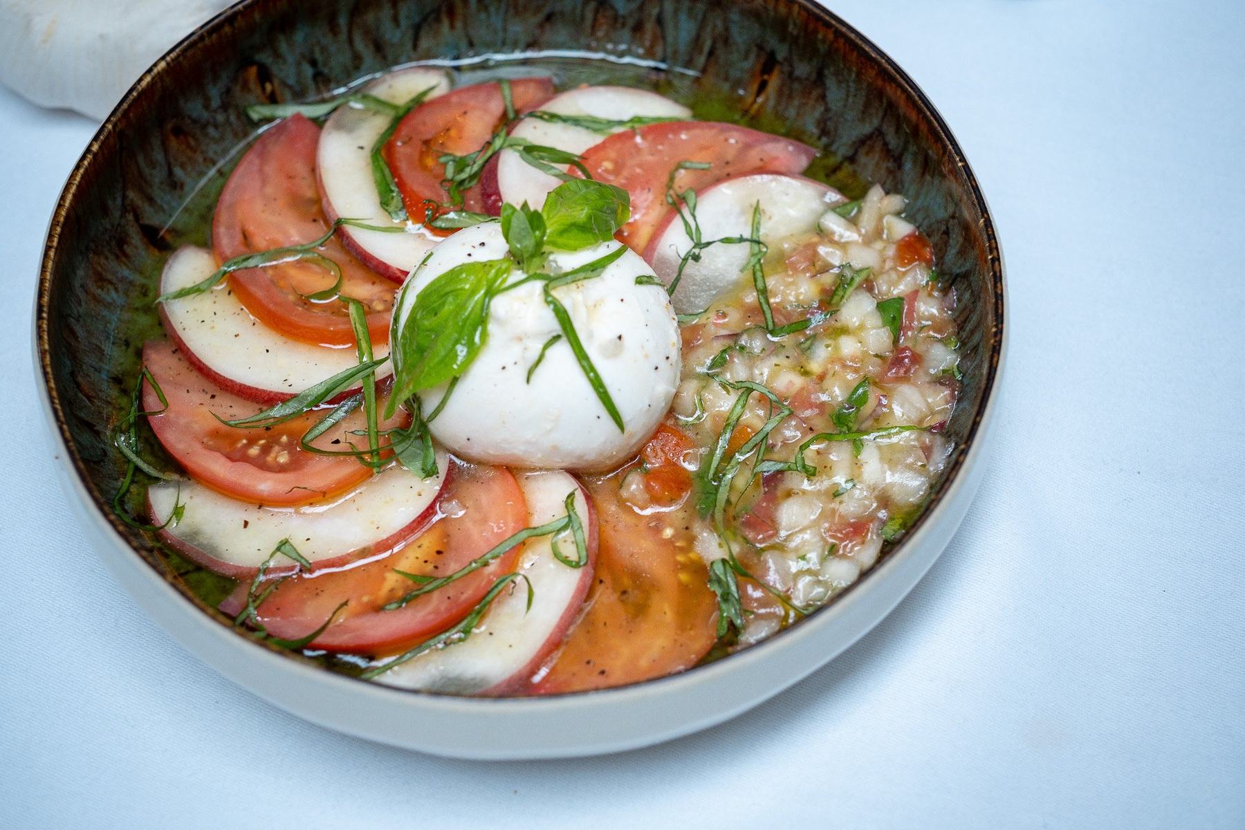 Salade de tomates, mozzarella et basilic