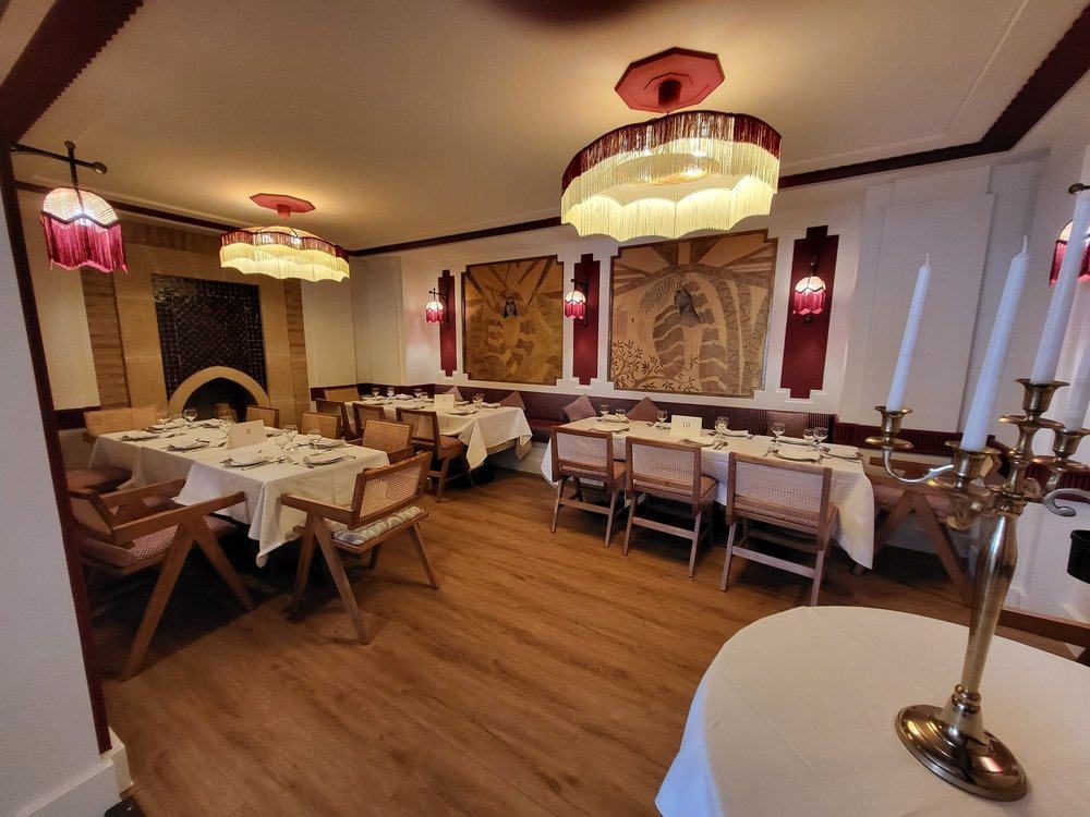 Salle rouge et chandelier