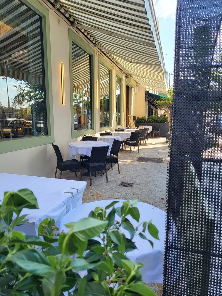 Terrasse sous l'auvent rayé