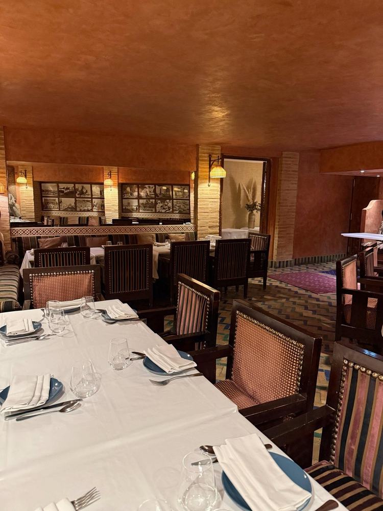 Salon marocain, tables dressées
