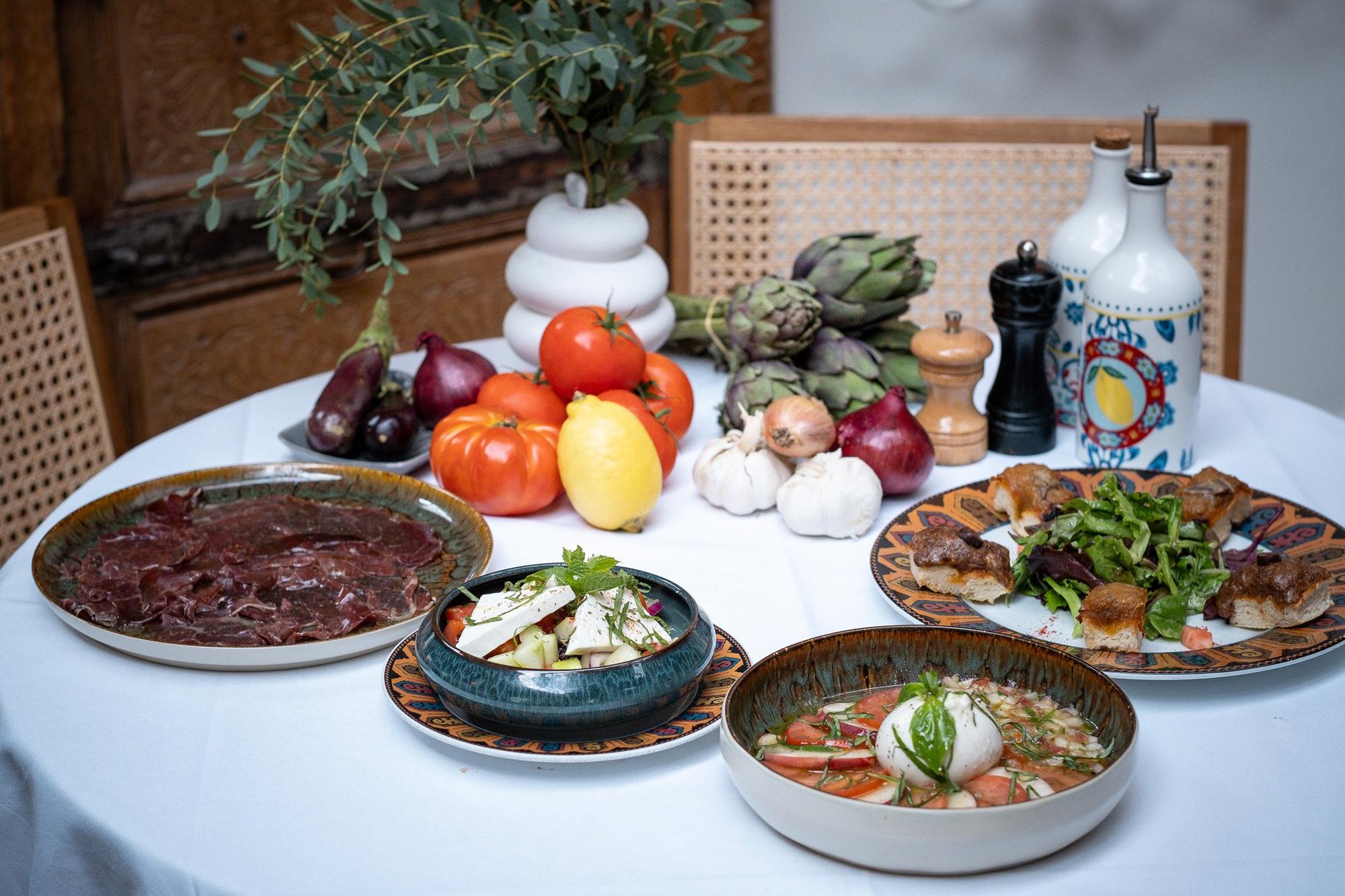 Table dressée de plats méditerranéens