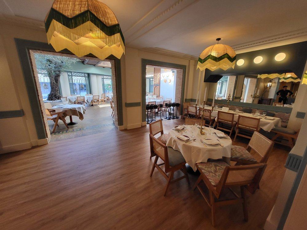 Salle verte donnant sur la terrasse
