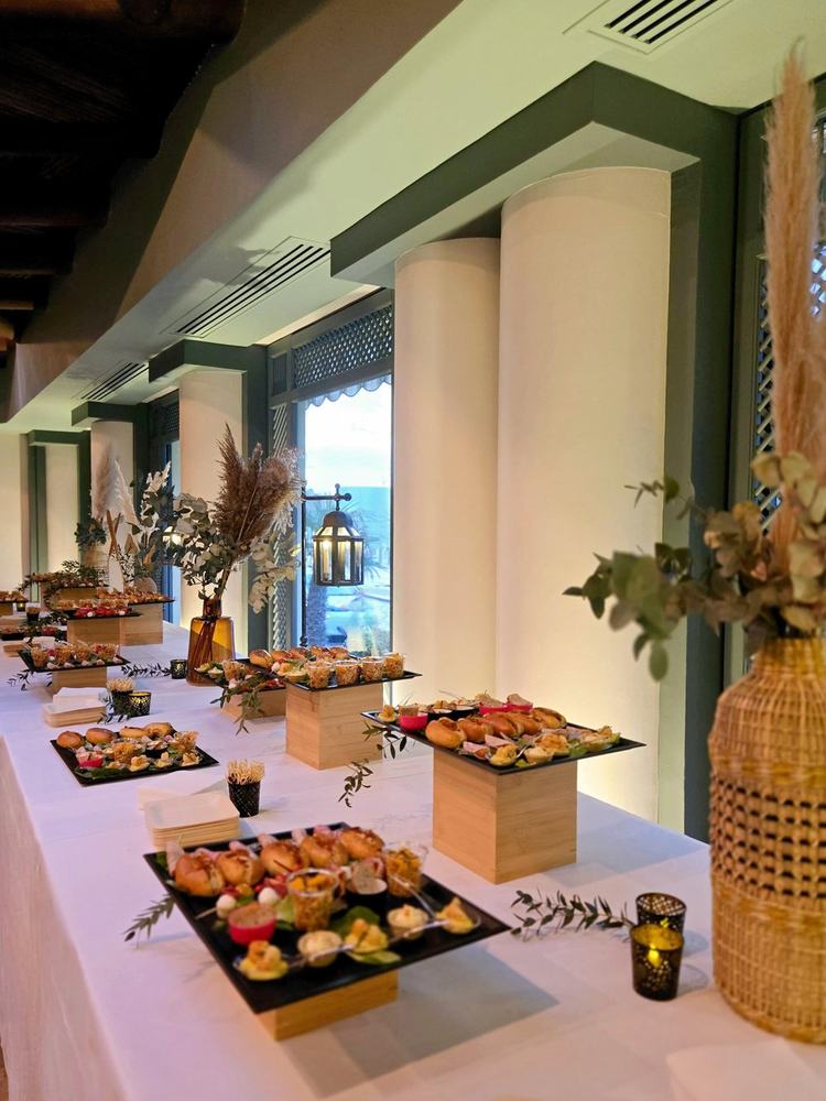 Buffet et guirlandes lumineuses